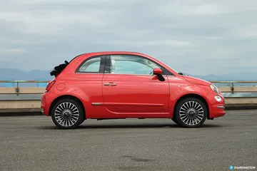 Vista lateral del Fiat 500 que muestra su icónico diseño compacto.