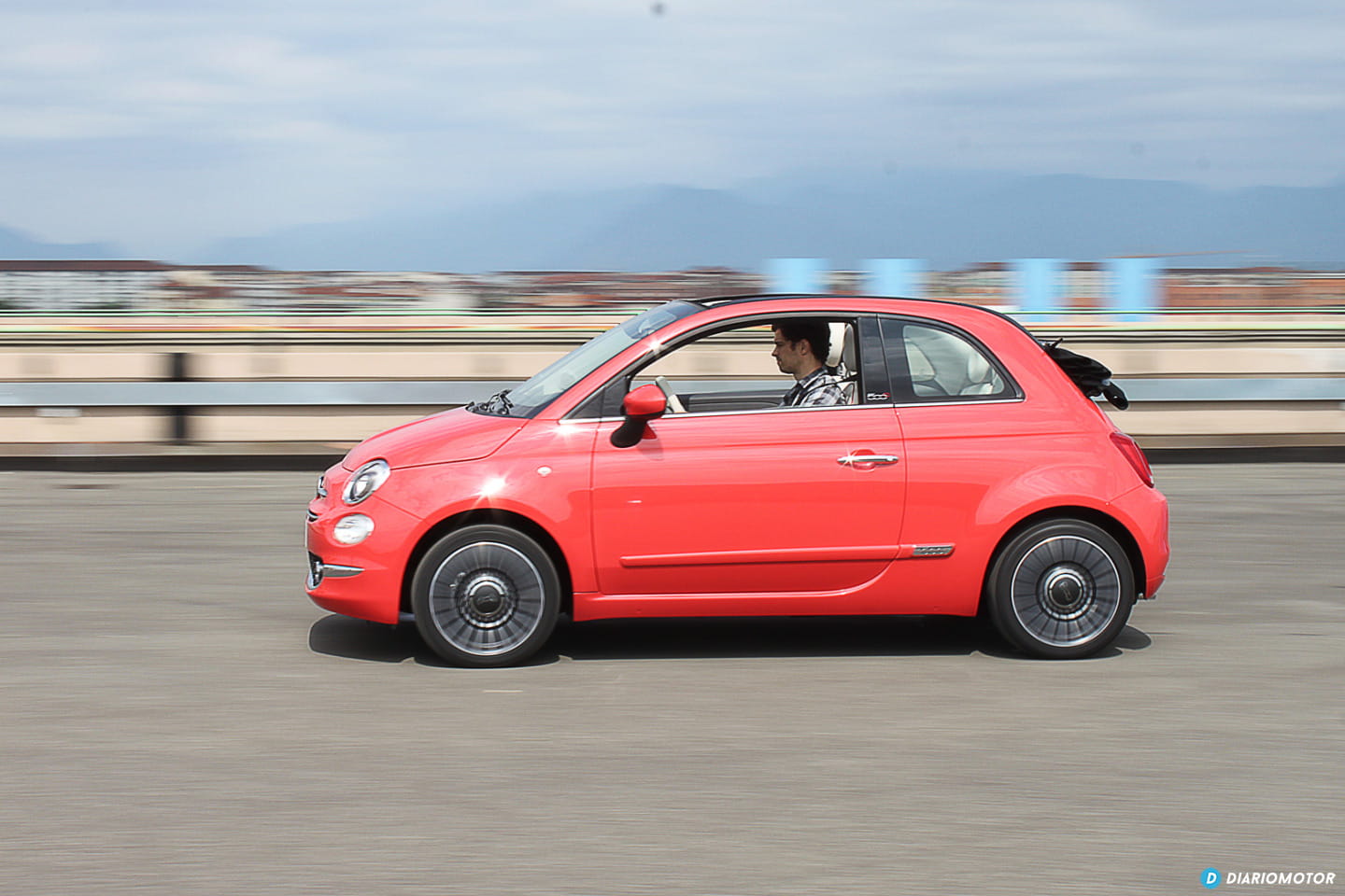 Vista lateral del Fiat 500 muestra su diseño compacto y urbano