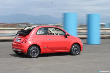 Vista lateral del Fiat 500 que muestra su diseño compacto y elegante.
