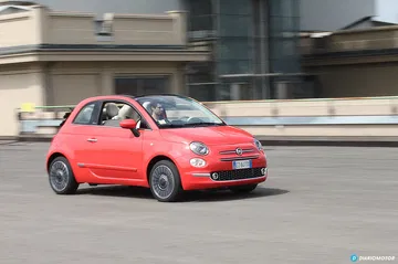 Fiat 500 en movimiento mostrando su perfil lateral y diseño compacto