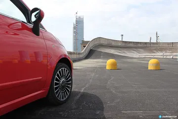 Vista lateral del Fiat 500 en movimiento, destacando su diseño compacto