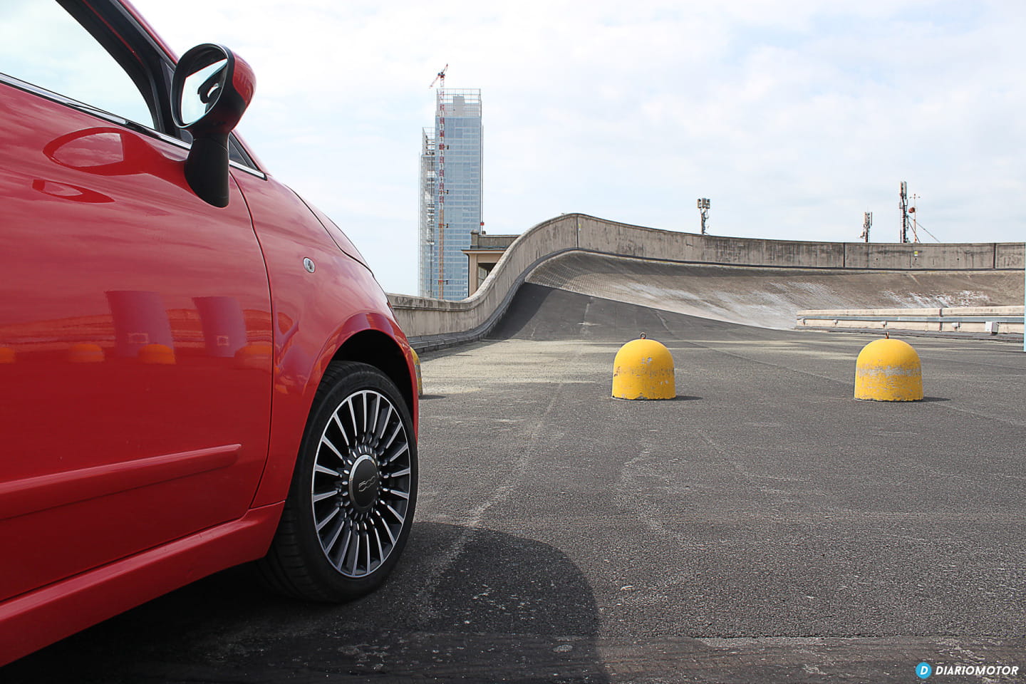 Vista lateral del Fiat 500 en movimiento, destacando su diseño compacto