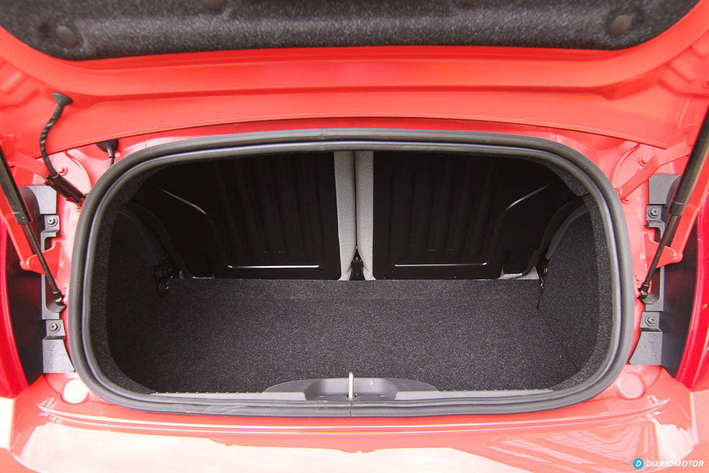 Espacio de carga del Fiat 500, mostrando su capacidad y acabado interior.