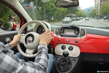 Vista del puesto de conducción con volante e instrumentación del Fiat 500.