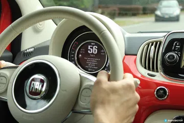 Volante e instrumentos digitales del Fiat 500, visión desde el conductor.