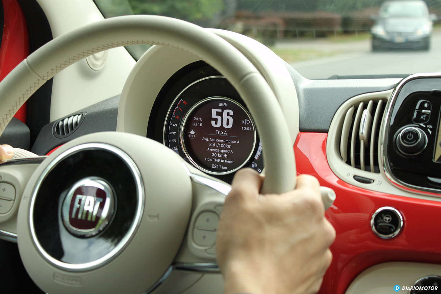 Volante e instrumentos digitales del Fiat 500, visión desde el conductor.