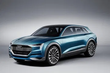 Vista lateral del Audi e-tron quattro que muestra su diseño aerodinámico