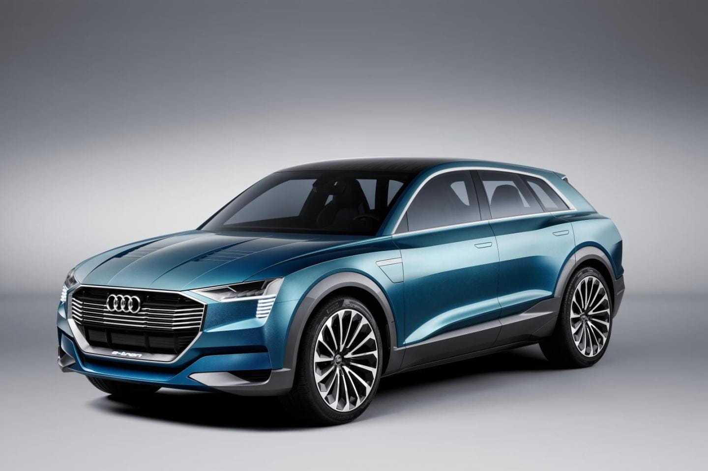 Vista lateral del Audi e-tron quattro que muestra su diseño aerodinámico