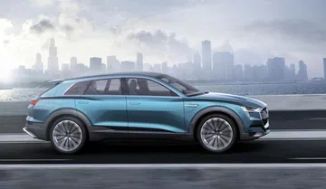 Vista lateral del Audi e-tron quattro mostrando su perfil aerodinámico.
