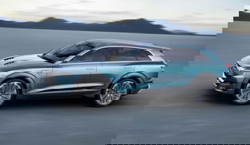 Vista lateral del Audi e-tron quattro destacando su elegante línea aerodinámica.