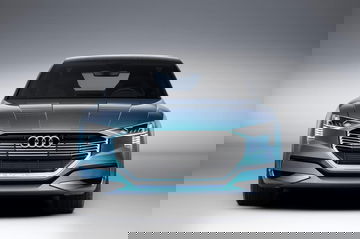 Vista frontal del Audi e-tron quattro destacando su parrilla y faros LED.
