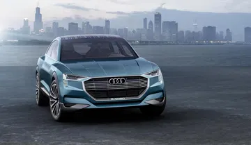 Vista angular del Audi e-tron quattro destacando su diseño vanguardista.