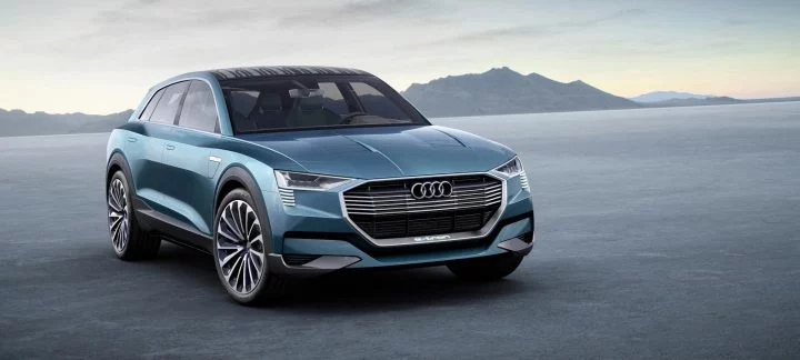 Imagen del Audi e-tron quattro en movimiento mostrando su diseño frontal y lateral