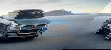 Imagen del Audi e-tron quattro en movimiento mostrando su diseño frontal y lateral