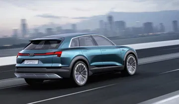 Vista dinámica de un Audi e-tron quattro, destacando su línea y diseño moderno.