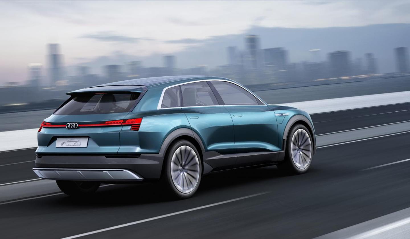 Vista dinámica de un Audi e-tron quattro, destacando su línea y diseño moderno.