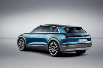Vista trasera y lateral del Audi e-tron quattro, destacando su diseño aerodinámico.