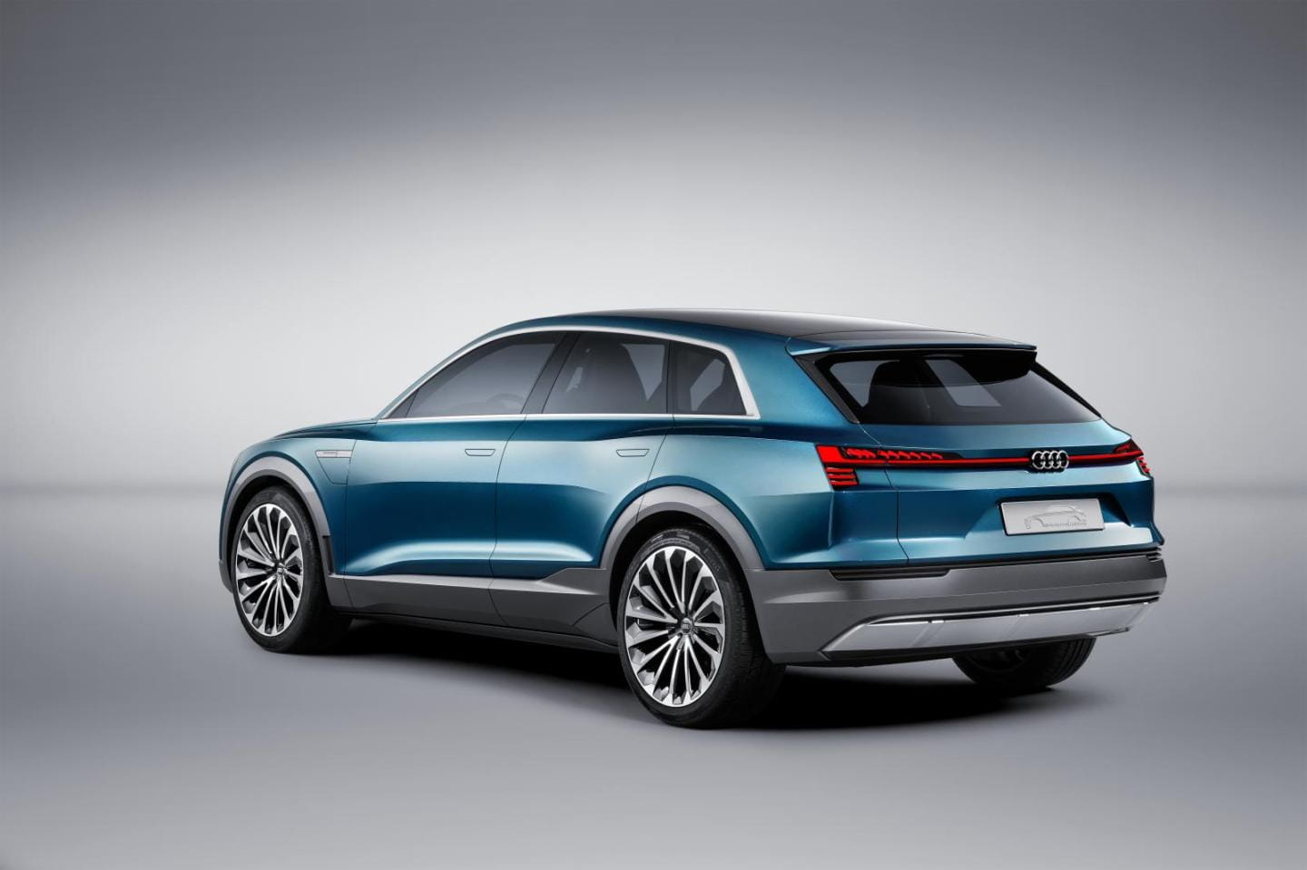Vista trasera y lateral del Audi e-tron quattro, destacando su diseño aerodinámico.