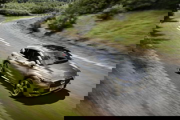 Imagen del Infiniti Q30 en acción, destacando su perfil lateral y diseño aerodinámico.