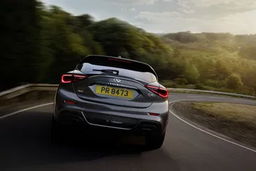 Vista trasera y lateral del Infiniti Q30 en carretera