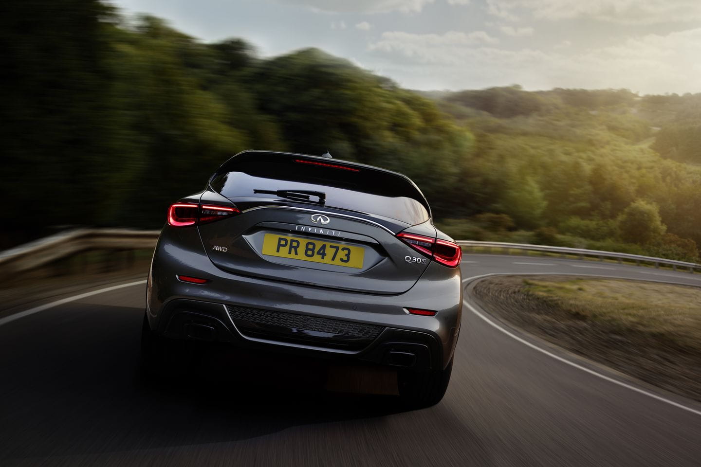 Vista trasera y lateral del Infiniti Q30 en carretera