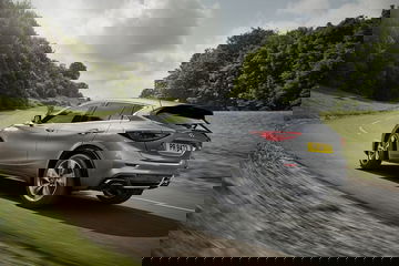 Vista dinámica del Infiniti Q30, destacando su línea trasera y lateral.