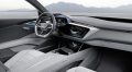 Vista del volante y sistema de pantallas del Audi e-tron quattro.