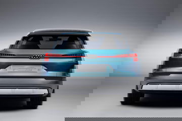 Vista trasera del Audi e-tron quattro destacando su diseño innovador y luces LED.