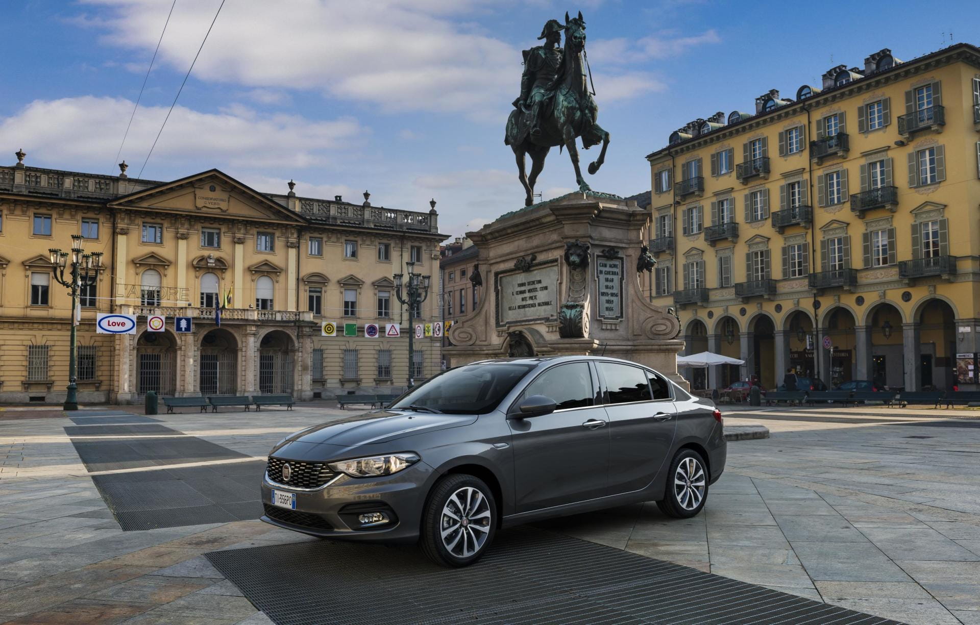Vista lateral del Fiat Tipo en un entorno urbano, destacando su diseño contemporáneo.