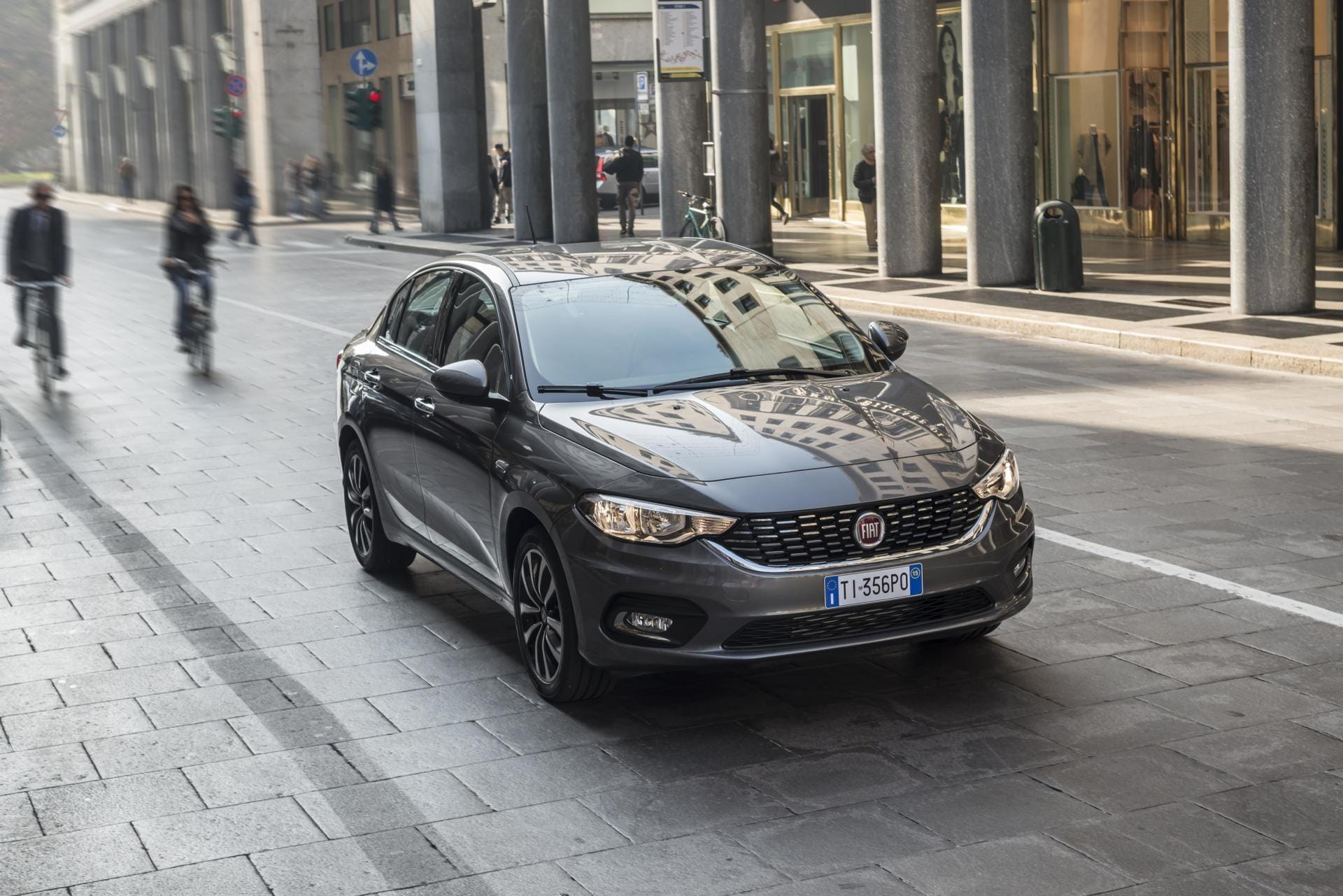 Vista dinámica del Fiat Tipo en ambiente urbano, destacando su frontal y línea lateral.