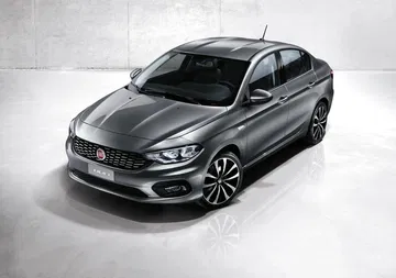 Perspectiva frontal y lateral del Fiat Tipo, mostrando su elegante diseño.