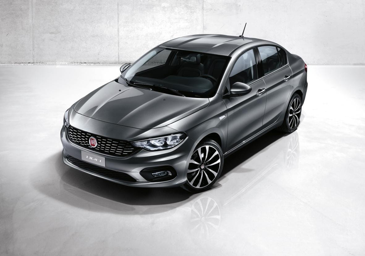 Perspectiva frontal y lateral del Fiat Tipo, mostrando su elegante diseño.