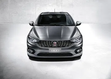 Vista frontal del Fiat Tipo destacando su diseño de parrilla y faros elegantes.