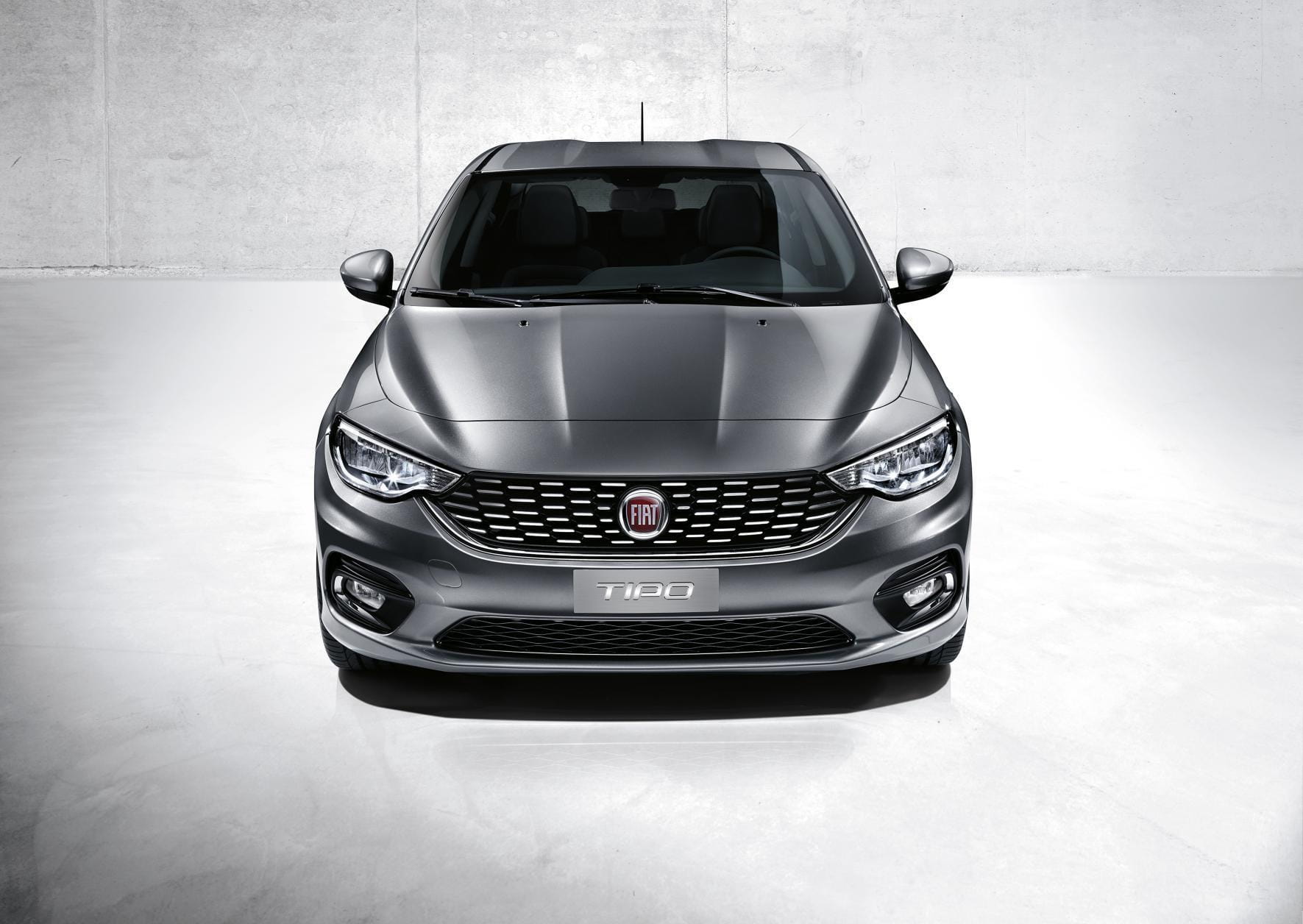 Vista frontal del Fiat Tipo destacando su diseño de parrilla y faros elegantes.