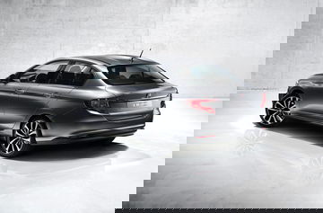 Vista lateral del Fiat Tipo destacando su diseño elegante y compacto.
