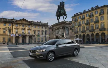 El Fiat Tipo en posición lateral muestra líneas elegantes y una estética urbana.
