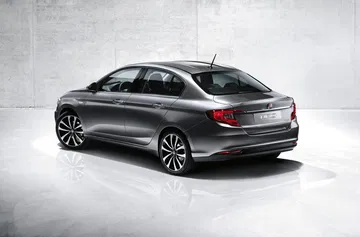 Vista trasera y lateral que muestra el diseño y líneas del Fiat Tipo.