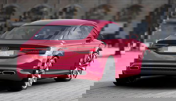 Vista trasera y lateral que muestra la elegancia y deportividad del Audi TT Sportback.
