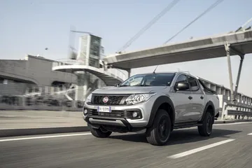 Fiat Fullback mostrando su robusta silueta lateral y frontal. Fiat Fullback mostrando su robusta silueta lateral y frontal.