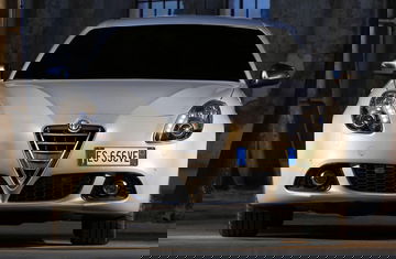 Vista frontal del Alfa Romeo Giulietta que muestra su parrilla característica.