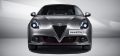 Vista frontal del Alfa Romeo Giulietta destacando su parrilla icónica.