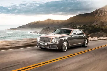 Bentley Mulsanne en movimiento capturado en una carretera costera.
