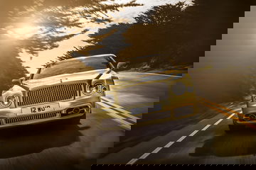 Vista frontal lateral del Bentley Mulsanne en carretera al atardecer.