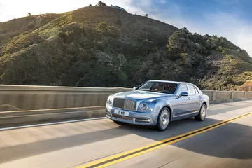 El Bentley Mulsanne se exhibe en movimiento, destacando su frontal imponente.
