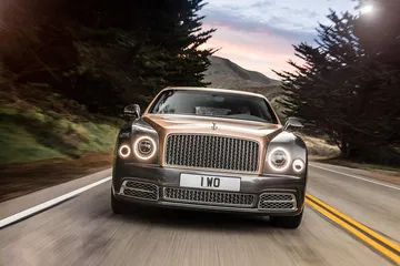 Vista fronto-angular del Bentley Mulsanne destacando su robusta parrilla y faros circulares.