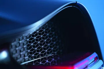 Vista trasera y lateral del Bugatti Chiron destacando su diseño aerodinámico.