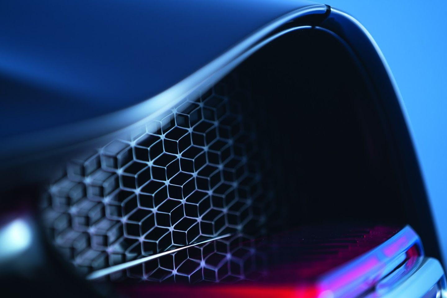 Vista trasera y lateral del Bugatti Chiron destacando su diseño aerodinámico.