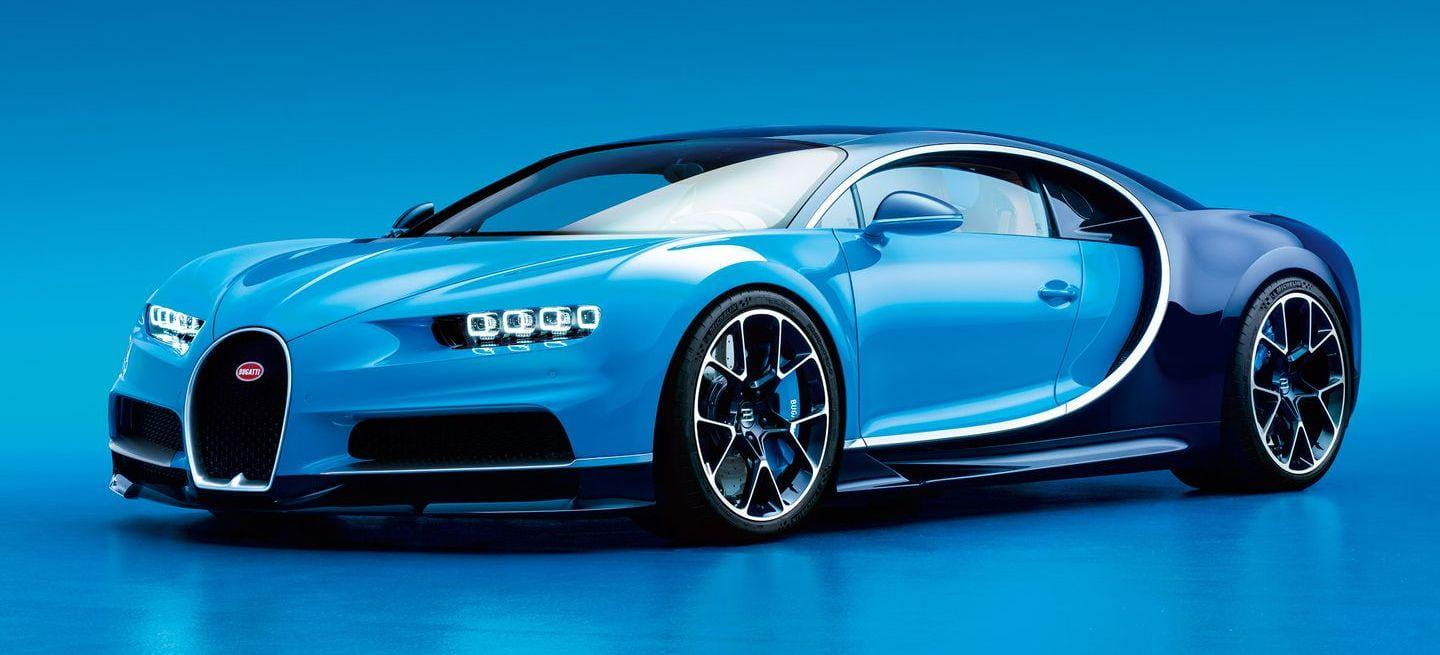 El Bugatti Chiron despliega potencia y elegancia en movimiento.