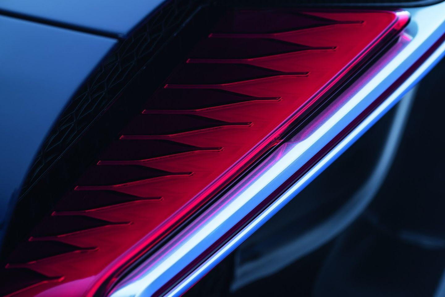 Vista angular del Bugatti Chiron en movimiento, destacando su diseño aerodinámico.