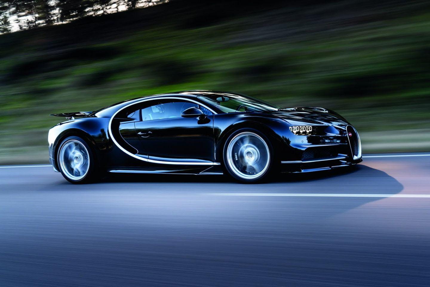 Perfil del Bugatti Chiron capturado en alta velocidad, mostrando su aerodinámica.